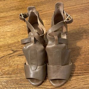 Seychelles sandal.  Soft taupe leather. Sz 8.5